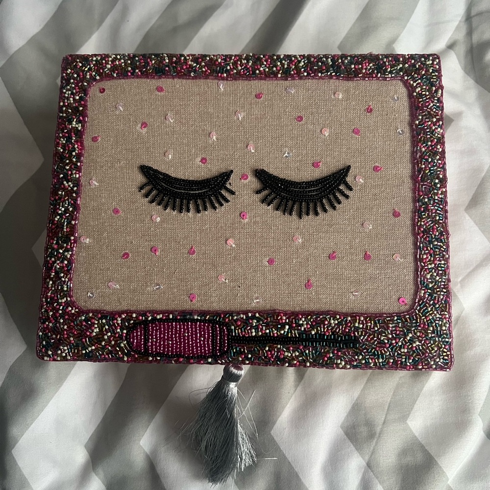 Makeup/jewelry storage box